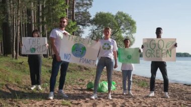 Ellerinde posterlerle doğa kirliliğini protesto eden çevreci savaşçılar, farklı ırktan ve yaşlardan gönüllülerin bir araya geldiği bir toplantı, insanların elinde doğayı kurtarma çağrıları olan posterler var, hayır.