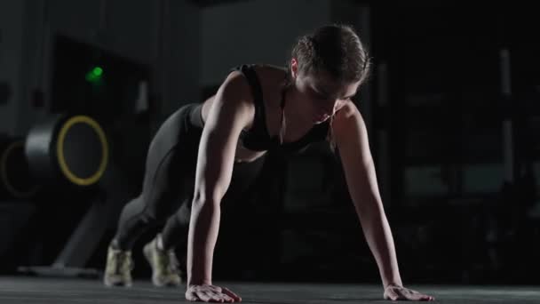 Atletic femeie luptător în sala de gimnastică, femeie puternică efectuează împingeri explozive, aplauze împinge în mișcare lentă . — Videoclip de stoc