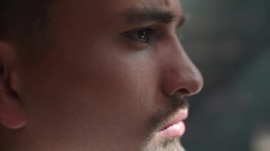 Yavaş çekim, monitöre bakan serbest çalışan bir erkeğin yüzüne yakın çekim..