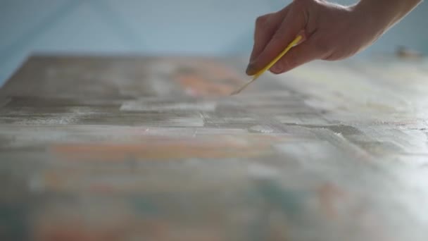 Kreatív ember a munkahelyen, tehetséges művész borítja a vászon szürke-bézs olajfesték, alapozó és rajzok, közelkép a kezét, 4k lassított felvétel. — Stock videók