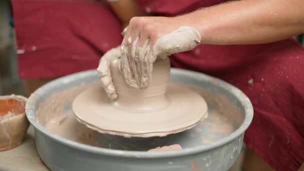 Artesanato, o oleiro faz um jarro de barro, vista de perto das mãos, produção de utensílios de mesa feitos à mão. — Vídeo de Stock