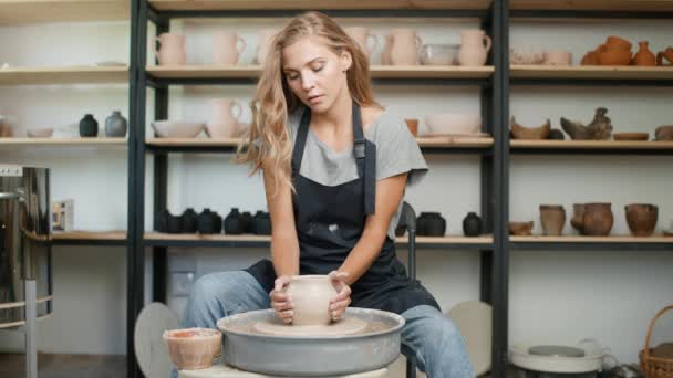 Oficina de cerâmica, onça oleiro fêmea faz um jarro de barro, artesanato, produção de utensílios de mesa artesanais. — Vídeo de Stock