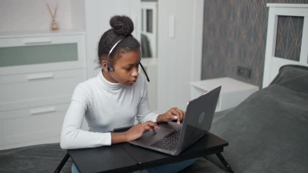 Domácí výuka on-line, africký dospívající dívka používá notebook ke studiu na self-izolaci doma, studovat během pandemie, karantény, dálkové učení ve škole. — Stock video