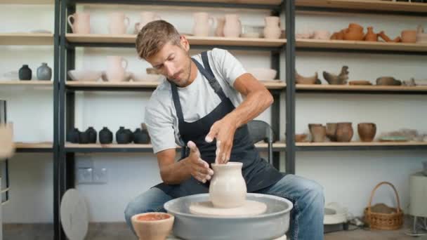 Pottery workshop, muž hrnčíř dělá džbán z hlíny, řemesla, výroba ručně vyráběného stolního nádobí. — Stock video