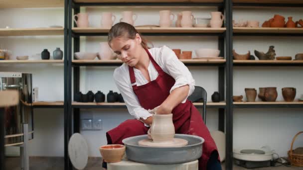 Oficina de cerâmica, oleiro fêmea faz um jarro de barro, artesanato, produção de utensílios de mesa artesanais, artesanato. — Vídeo de Stock