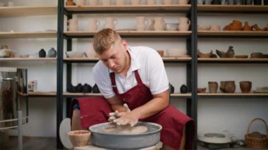 El işi, çömlekçi adam kil, el işi, el yapımı sofra takımı, çömlekçi atölyesi, iş yerindeki çömlekçi..