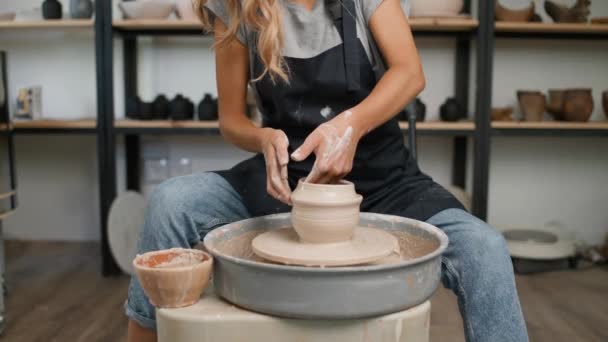 젊은 여자 도공 이손으로 진흙으로 주전자를 만드는 모습, 수제 식식 자기, 도자기 작업장을 만드는 모습. — 비디오