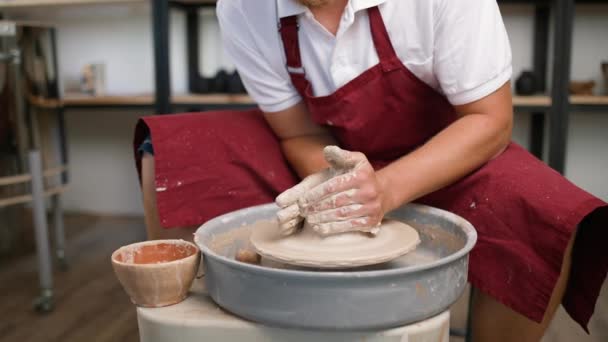 Ambachten, de man pottenbakker maakt een kruik van klei, productie van handgemaakt servies, aardewerk workshop. — Stockvideo