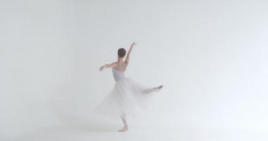 Dramatik dans, beyaz etekli zarif bir kadın, bale dansı ve koreografik elementleri beyaz arka planda, prova.