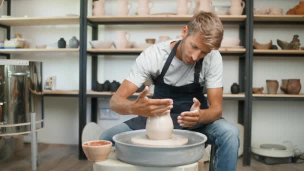 人工陶工用粘土、手工艺品、手工餐具、陶器作坊制作投手. — 图库视频影像