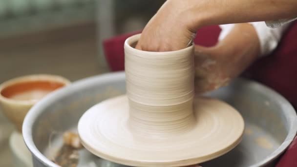 Produção de utensílios de mesa artesanais, o oleiro faz um jarro de barro, vista de perto das mãos, artesanato, oficina de cerâmica. — Vídeo de Stock