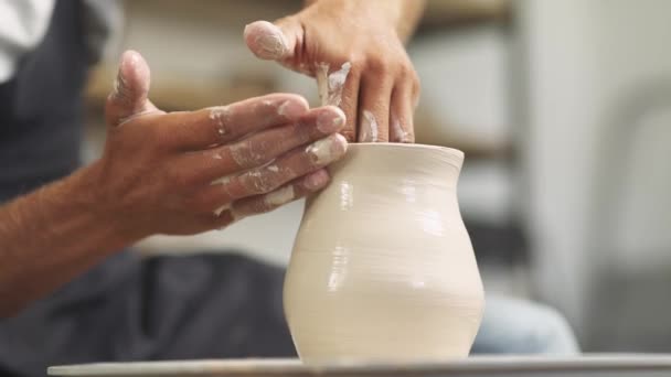 Produção de utensílios de mesa de barro, o oleiro faz um jarro de barro, vista de perto das mãos, artesanato, oficina de cerâmica. — Vídeo de Stock