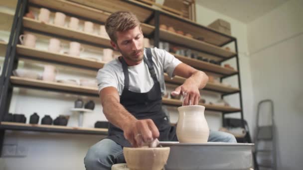 制陶工场，人工陶工用粘土、手工艺品、手工餐具制造投手. — 图库视频影像