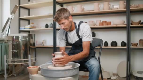 Man pottenbakker maakt een kruik van klei, handwerk, productie van handgemaakt servies, aardewerk workshop. — Stockvideo