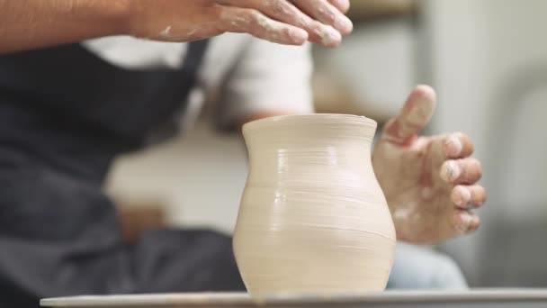 制作陶瓷餐具时，陶工用陶土做了一个投手，近距离观察了手工、手工、陶瓷作坊. — 图库视频影像