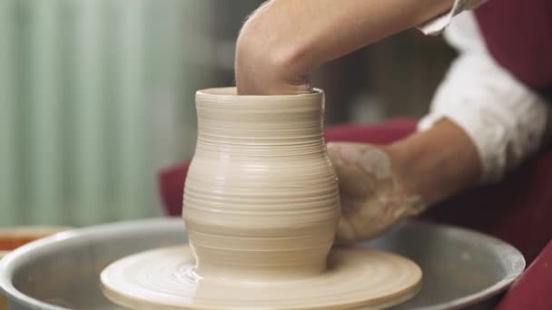 Produção de utensílios de mesa de barro, o oleiro homem faz um jarro de barro, vista de perto, artesanato, oficina de cerâmica. — Vídeo de Stock