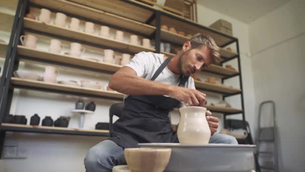 Artesanato, o oleiro homem faz um jarro de barro, artesanato, produção de utensílios de mesa artesanais, oficina de cerâmica. — Vídeo de Stock