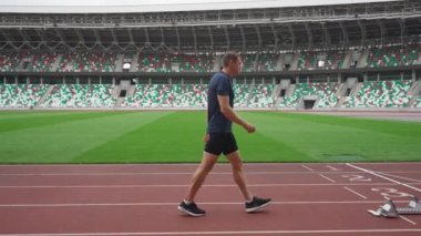 Stadyum, koşucu kısa mesafeli, 4 km ağır çekimde antrenman için hazırlanıyor..