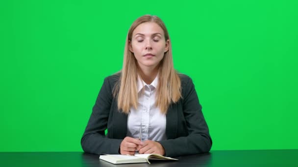 Entrevistadora mujer caucásica está sentada en una mesa y hablando con un interlocutor, una vista en primera persona, entrevista y empleo, chromakey. — Vídeos de Stock