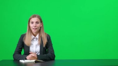 Kadın mülakatçı bir masada oturuyor ve bir sorgucuyla konuşuyor, birinci şahıs görüşü, mülakat ve istihdam, kromakey.