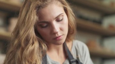 Seramikçi bir kadının portresi, çömlekçi çamurdan sürahi yapar, el yapımı sofra takımı üretir..