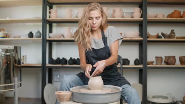 Créativité, céramiste féminine fabrique un pichet en argile, artisanat, production de vaisselle artisanale, ralenti. — Video