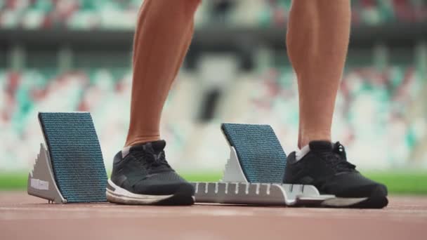 Estádio, homem sprinter está se preparando para o início de uma corrida de treinamento em curta distância, corredor de pista profissional, um momento tenso. — Vídeo de Stock