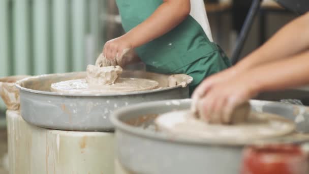 I bambini provano a scolpire piatti da argilla, vista ravvicinata delle mani, artigianato, laboratorio di ceramica. — Video Stock