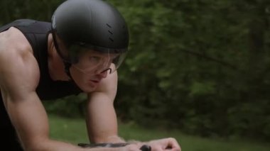 Vitesli triatlet bisiklet sürüyor, profesyonel bisikletçi yolda, atlet eğitimi alıyor, 4 km yavaş çekimde..