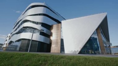 Triatloncu bisiklete biniyor, profesyonel bisikletçi şehir yolunda, sporcu trenleri kesme motoruyla şehir ortamında, modern şehir manzarasında..