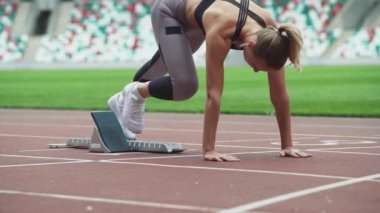 Genç bayan koşucu kısa mesafe koşusuna hazırlanıyor. Stadyumda profesyonel bir koşucu. Gergin bir an..