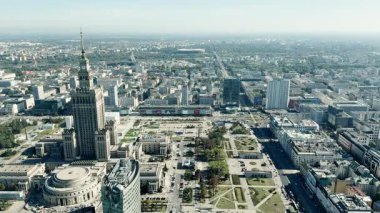 Varşova, Polonya - 20 Eylül 2025: Şehir manzarası ofis gökdeleni ve oteli, Warszawa Centrum, eski gökdelen ve alışveriş merkezlerinin yüksekliği, sokak trafiği.