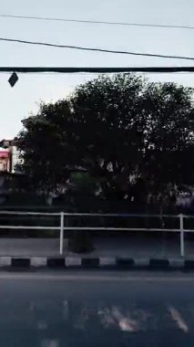 Katmandu, Nepal - 15 Kasım 2025: Güney Asya, sokaklar otomobil manzaralı, Katmandu, Nepal sokakları, yayalar, arabalar ve motosikletler eski bir şehrin sokaklarında ilerliyor.