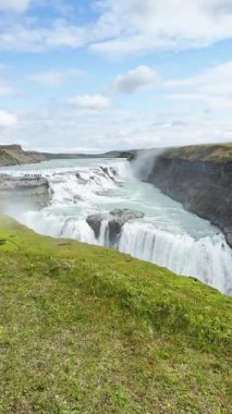 Su akışı, açık hava şelalesi manzarası, İzlanda 'nın görkemli manzarası, şelalenin huzur manzarası, eriyen buzullar, kayalık arazi..