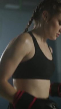 Ağır çekimde profesyonel kadın boksör yumruklarını çalıştırmadan önce ısınır..