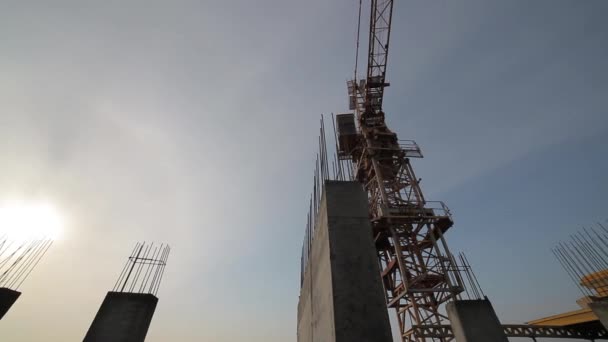 A beton épületek építése, a torony daru — Stock videók