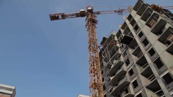 Byggandet av betongbyggnader, en tornkran — Stockvideo