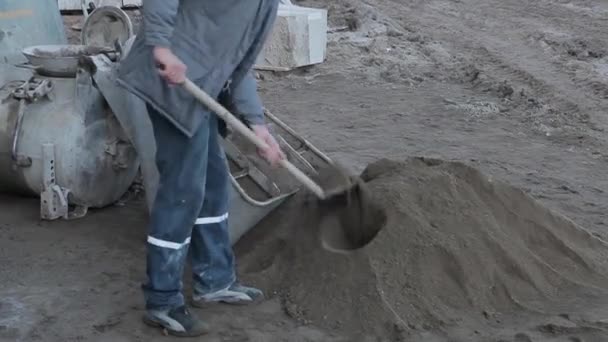 En man arbetar med en spade arbete — Stockvideo