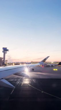 Almanya, Frankfurt - 29 Haziran 2025: Büyük Havalimanı, uçak iniş yaptı ve havaalanı pist, pov, kanat manzarası, havaalanı yolculuğu, havaalanı terminali.