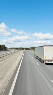 Varşova, Polonya - 25 Nisan 2025: Ulaşım lojistiği, Pov, otoyolun manzarası, karayolu trafiği, dikey video.