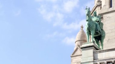 Basilique du Sacré Coeur de Paris girişinde binici