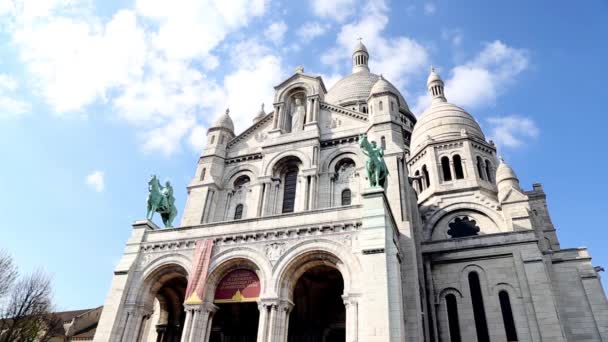 Elülső oldalán, a Basilique du Sacré-Coeur Párizsban — Stock videók