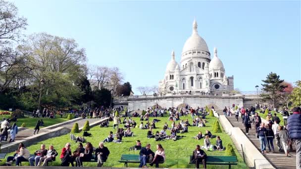 Pessoas tendo um descanso antes Basilique du Sacre Coeur em Paris — Vídeo de Stock