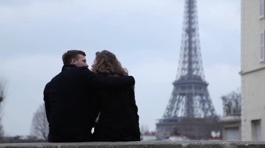 Mutlu çift Eyfel Kulesi, Paris'te iyi vakit geçiriyor