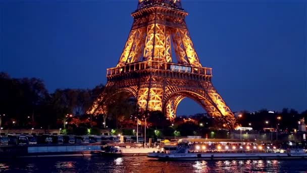 Der Eiffelturm am Abend von der Flussseite in Paris — Stockvideo