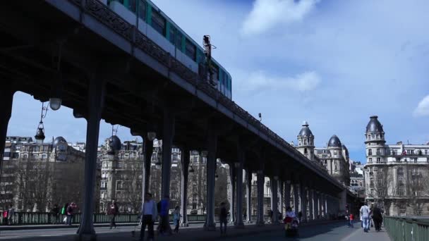 Train on the Bir Hakeim bridge in Paris — Stock Video