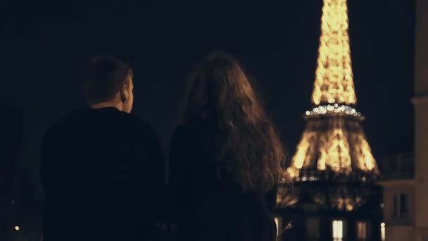 Verliebte, die nachts in Paris am Eiffelturm ausharren — Stockvideo