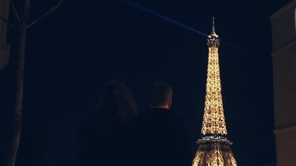 Verliebte, die nachts in Paris am Eiffelturm ausharren — Stockvideo