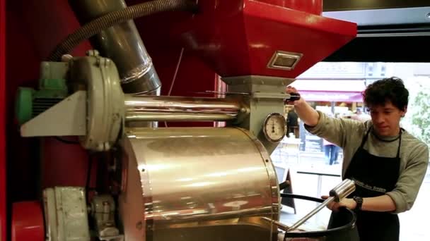 Barista koffie maken in de oude koffie machine — Stockvideo