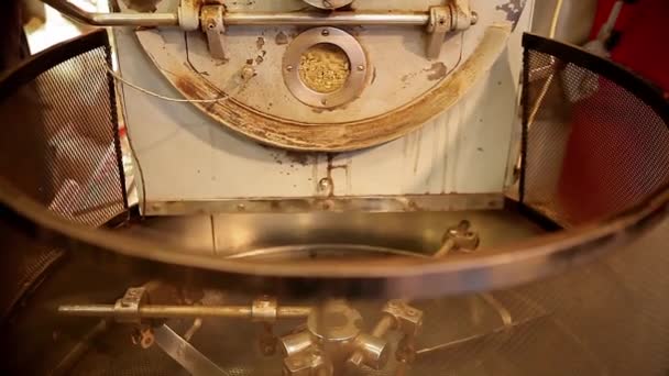 오래 된 커피 기계 작동 — 비디오